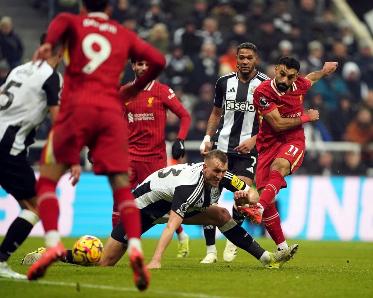 英超比赛激烈对抗画面